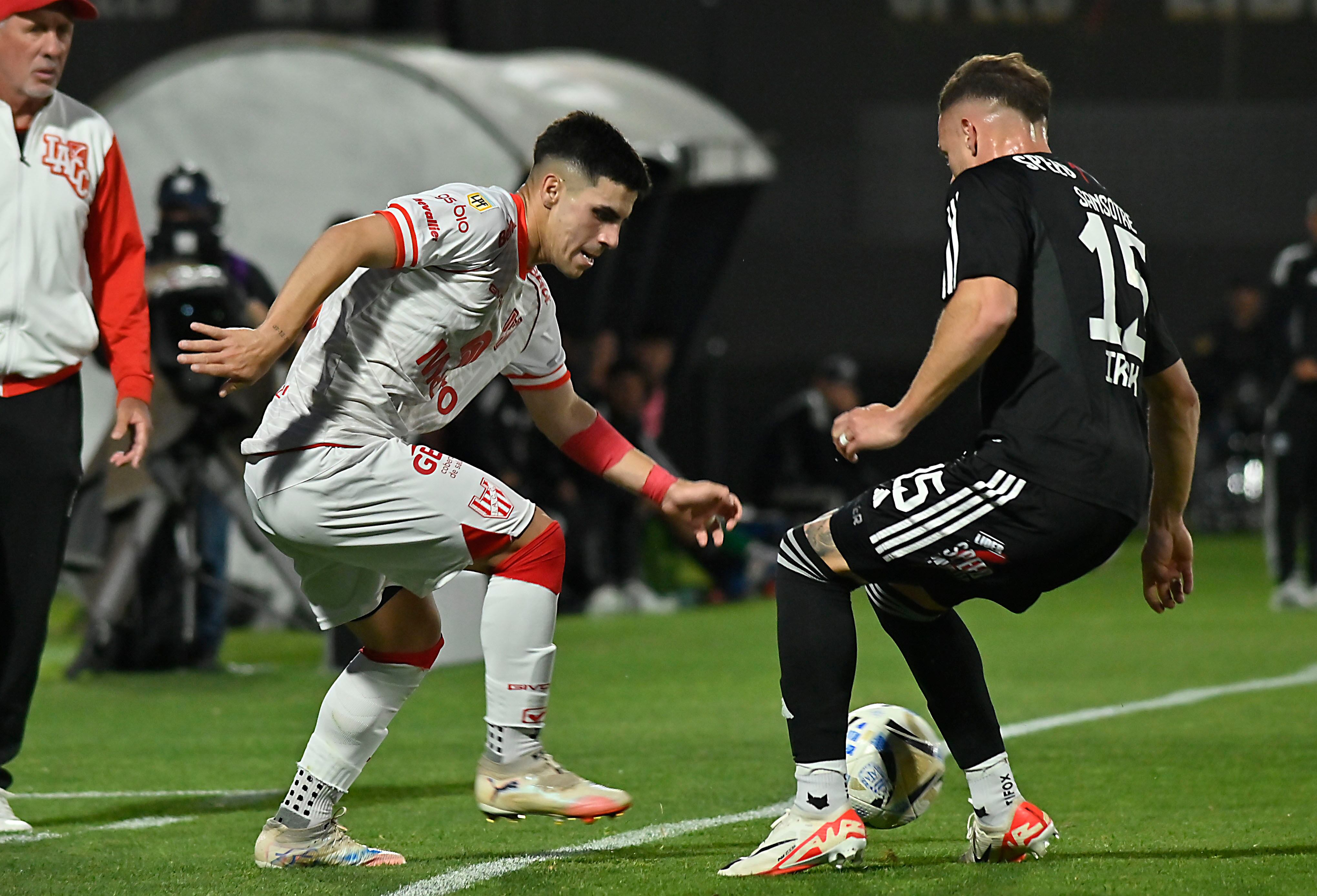 Instituto en su visita a Riestra por la fecha 13. (Fotobaires).