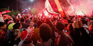 A toda Gloria, los hinchas de Instituto recibieron al plantel con una fiesta.