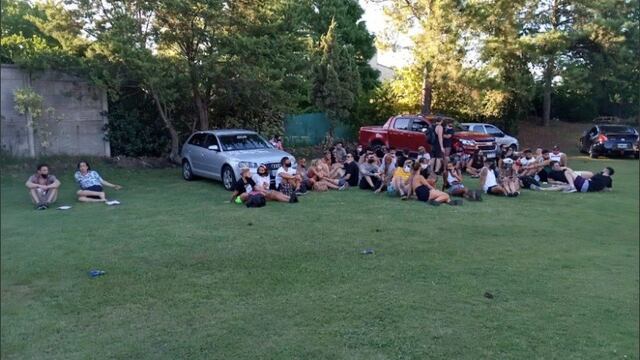 Desbarataron una “Pool party” en Fisherton: hay más de 80 demorados. (Foto: Rosario3)