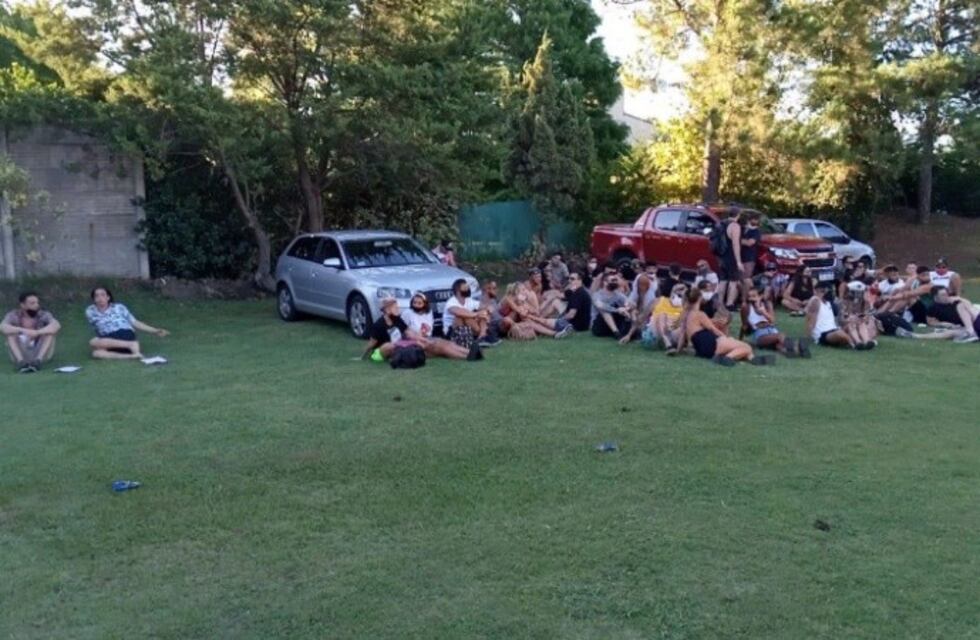 Desbarataron una “Pool party” en Fisherton: hay más de 80 demorados
