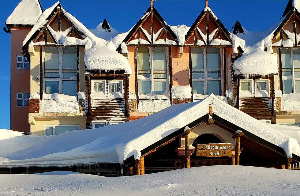 Alerta por intensas nevadas en Chubut: difundieron impactantes imágenes de un intendente en medio del temporal