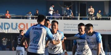 Ignacio Lago, autor del gol celeste, festeja con sus compañeros