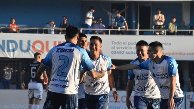 Ignacio Lago, autor del gol celeste, festeja con sus compañeros