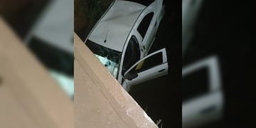 Una mujer resultó herida tras despistar y caer con su auto a un arroyo en Jardín América.
