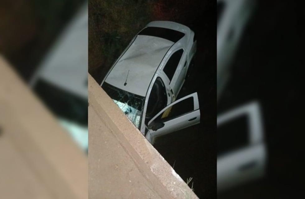 Una mujer resultó herida tras despistar y caer con su auto a un arroyo en Jardín América
