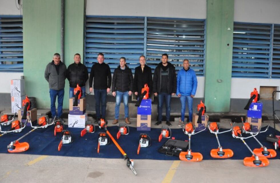 Entrega de herramientas de mantenimiento al personal municipal