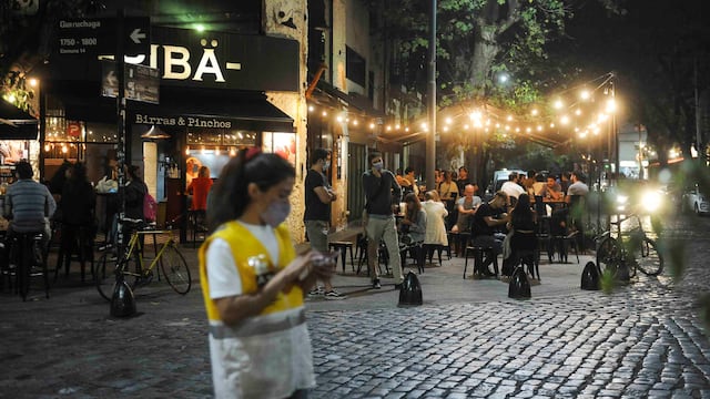 En el Área Metropolitana de Buenos Aires las restricciones para circular en la vía pública rigen de 20 a 6; lo que afecta a los locales gastronómicos.