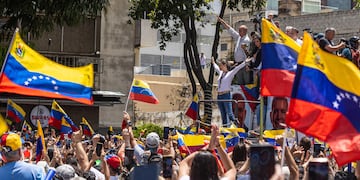 Con Corina Machado a la cabeza, miles de venezolanos marchan contra Maduro.