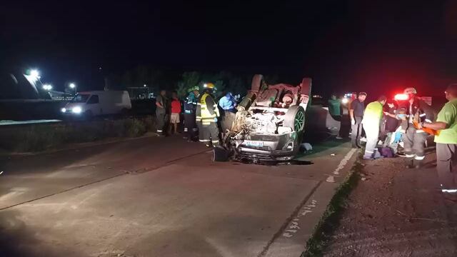La rueda de un camión provocó el vuelco de una camioneta