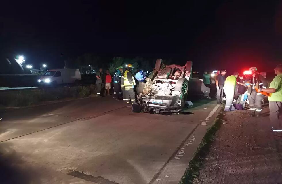 La rueda de un camión provocó el vuelco de una camioneta