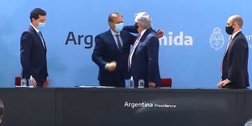 El gobernador de Mendoza, Rodolfo Suarez firmó el Consenso Fiscal y saludó al presidente Fernández.