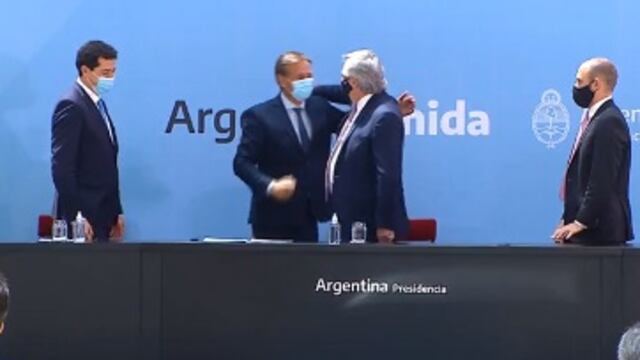 El gobernador de Mendoza, Rodolfo Suarez firmó el Consenso Fiscal y saludó al presidente Fernández.