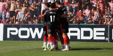 El volante picó su tiro e hizo delirar a los casi 25 mil hinchas albirrojos en el Monumental de Alta Córdoba