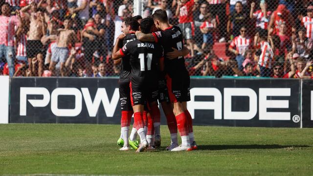 El volante picó su tiro e hizo delirar a los casi 25 mil hinchas albirrojos en el Monumental de Alta Córdoba