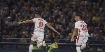 "Maravilla" Martínez sale festejando el segundo gol de Instituto en La Bombonera ante Boca. (Federico López Claro / La Voz)