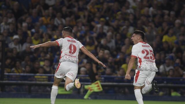 "Maravilla" Martínez sale festejando el segundo gol de Instituto en La Bombonera ante Boca. (Federico López Claro / La Voz)