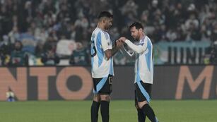 De capitán a capitán. Cristian Romero fue el capitán de la selección argentina hasta el ingreso de Lionel Messi (AP).