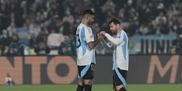 De capitán a capitán. Cristian Romero fue el capitán de la selección argentina hasta el ingreso de Lionel Messi (AP).