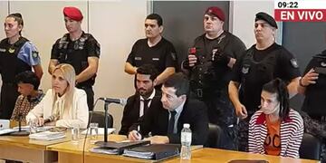 Las primeras imágenes del juicio por el asesinato de Lucio Dupuy. Se las puede ver a ambas imputadas junto a sus abogados.