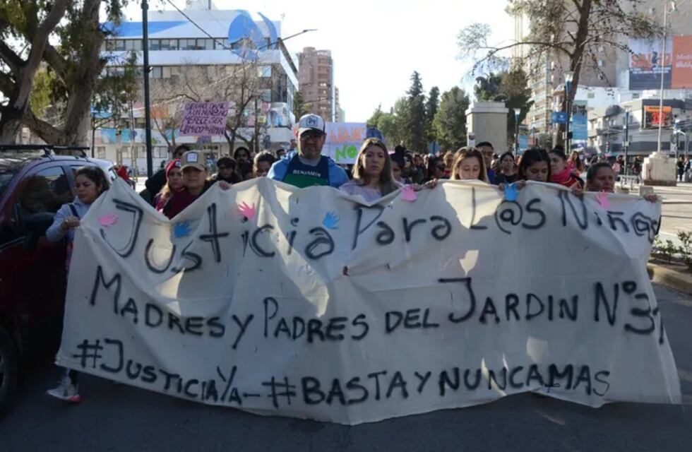 Abusos en el Jardín 31: padres y vecinos de Neuquén marcharon en pedido de justicia
