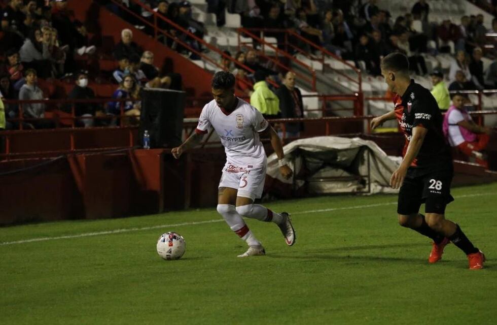Colón de Santa Fe no pudo quebrar a Huracán e igualó 1 a 1