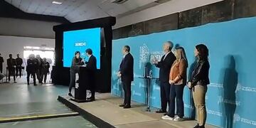 Una mujer increpó a los gritos al gobernador de la Provincia de Buenos Aires