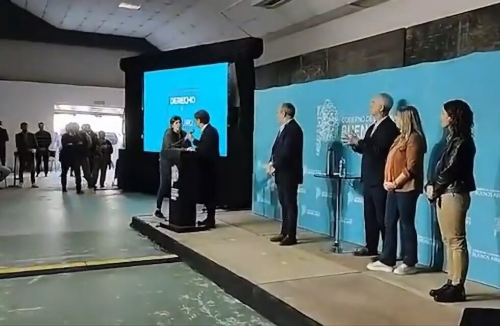 Una mujer irrumpió en el medio de un acto de Axel Kicillof para llevarle un reclamo