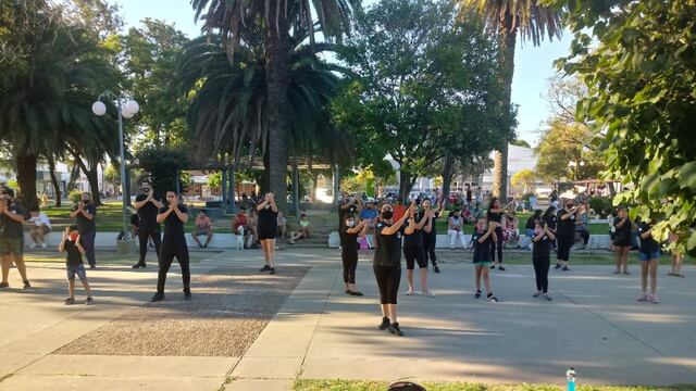Talleres Artísticos Municipales en Arroyito ensayaron en la Plaza 25 de Mayo