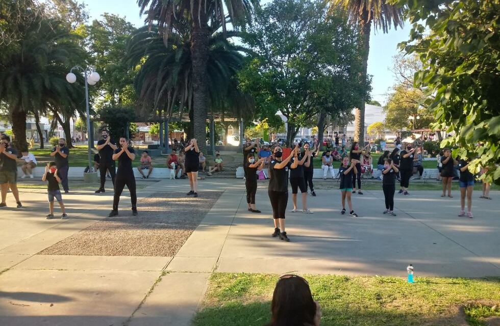 Talleres Artísticos Municipales en Arroyito ensayaron en la Plaza 25 de Mayo