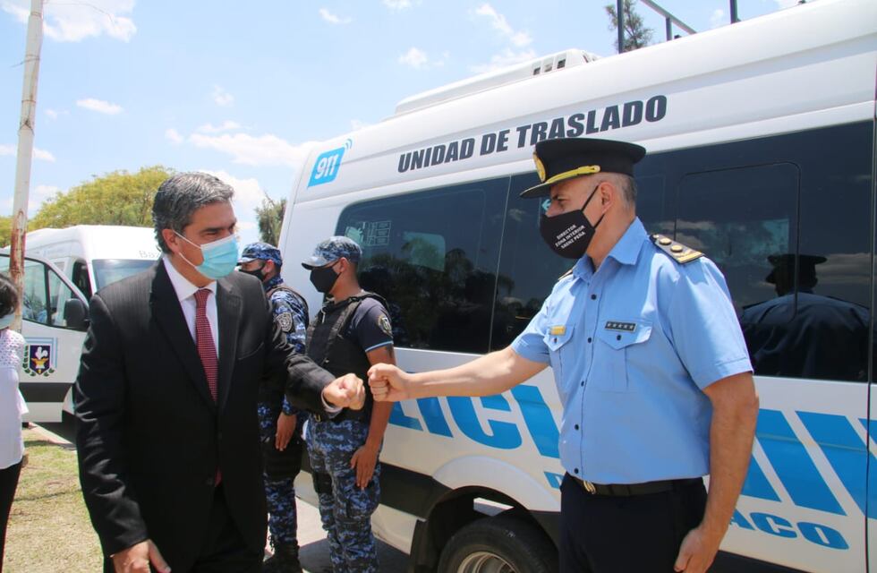 El Gobierno del Chaco entregó siete minibuses y chalecos antibalas a agentes de la Policía del Chaco