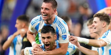 El "Monito" y "Cuti" Romero celebraron como la dupla de los Spurs en el plantel albiceleste.
