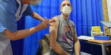Ya comenzaron a aplicar la vacuna contra el coronavirus en el Reino Unido.