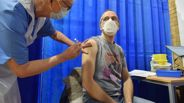 Ya comenzaron a aplicar la vacuna contra el coronavirus en el Reino Unido.