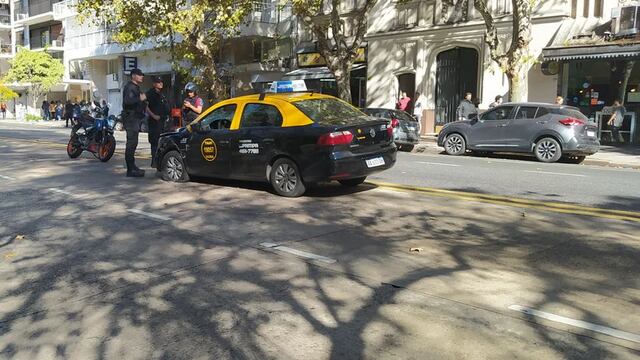 El taxi de José Rogelio Parrondo, de 74 años, tras haber sufrido un ACV que lo dejó inconsciente, generando el accidente que se cobró la vida de una de las jóvenes estudiantes francesas. Foto: Gentileza Infobae.