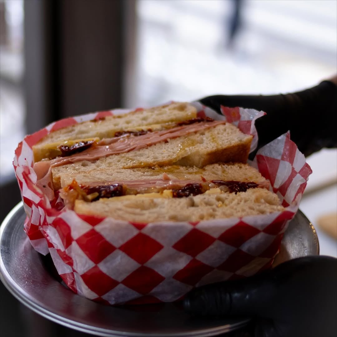 El pan de la focaccia está hecho por él mismo.