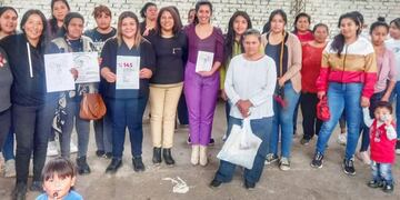 Un numeroso grupo mayoritariamente de mujeres asistió al taller de prevención contra la trata de personas, ofrecido en Fraile Pintado por María Eugenia Jamarlli.