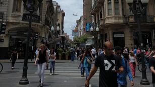 La ciudad se levantó bajo un cielo cubierto y con neblina en zonas suburbanas.