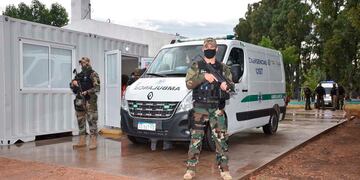 Una ambulancia custodiada y lista para distribuir la vacuna en el interior provincial (APN)