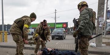 Las imágenes de la guerra en Ucrania muestran cada vez más los efectos desgarradores de los bombardeos rusos.