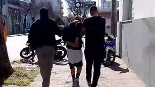 El hombre llegando a la sede de la PDI