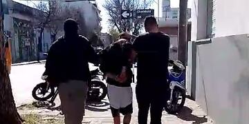 El hombre llegando a la sede de la PDI