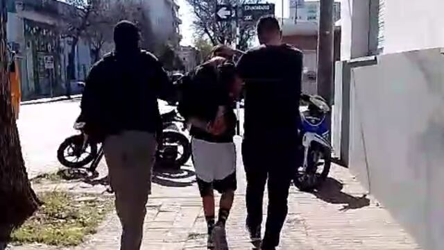 El hombre llegando a la sede de la PDI