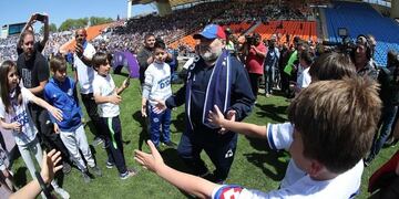 Maradona es recibido por el semillero de Godoy Cruz previo al encuentro entre Gimnasia de La Plata y el Tomba.
