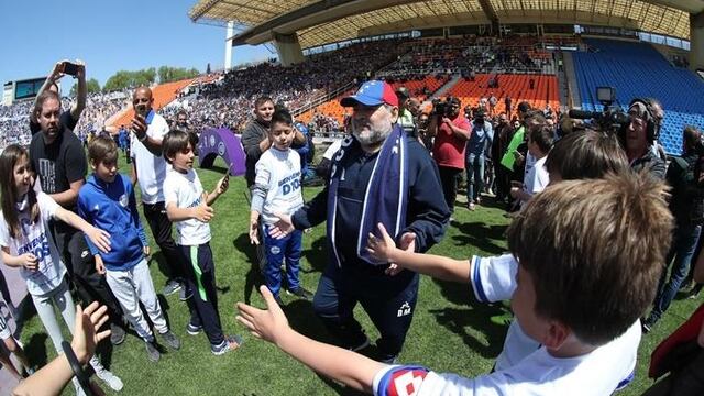 Maradona es recibido por el semillero de Godoy Cruz previo al encuentro entre Gimnasia de La Plata y el Tomba.
