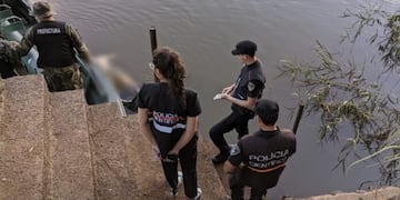 El cadáver encontrado en la Costanera de Puerto Rico presenta heridas de arma blanca.