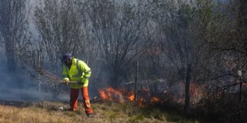 Brigadistas combaten el fuego en frente a Pueblo Esther.