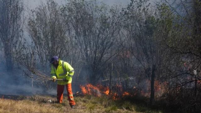 Brigadistas combaten el fuego en frente a Pueblo Esther.