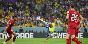 La pirueta de Richarlison para poner el 2 a 0 de Brasil sobre Serbia. Foto: @fifaworldcup_es