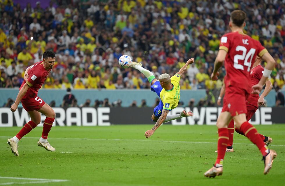Brasil le ganó a Serbia en el debut con una increíble pirueta de Richarlison