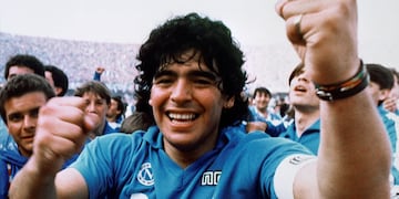 Diego Maradona luego de ganar su primera Serie A en 1987.